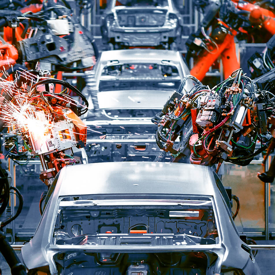 Roboter in einer Automobilmontagelinie, die präzise und schnell Autos zusammenfügen.