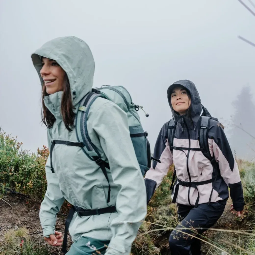 2 Frauen beim Wandern in Outdoor-Wanderkleidung