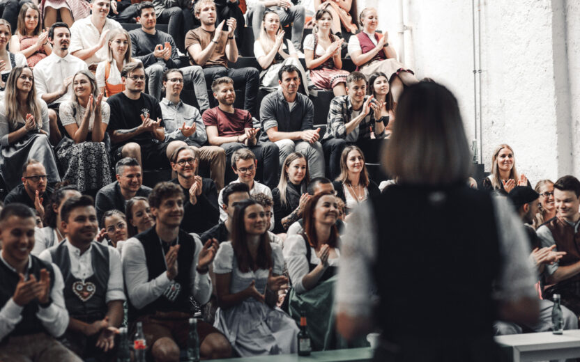 Eine große Gruppe von Mitarbeiterinnen der Full Service Agentur valantic Austria bei einem Vortrag im Office.