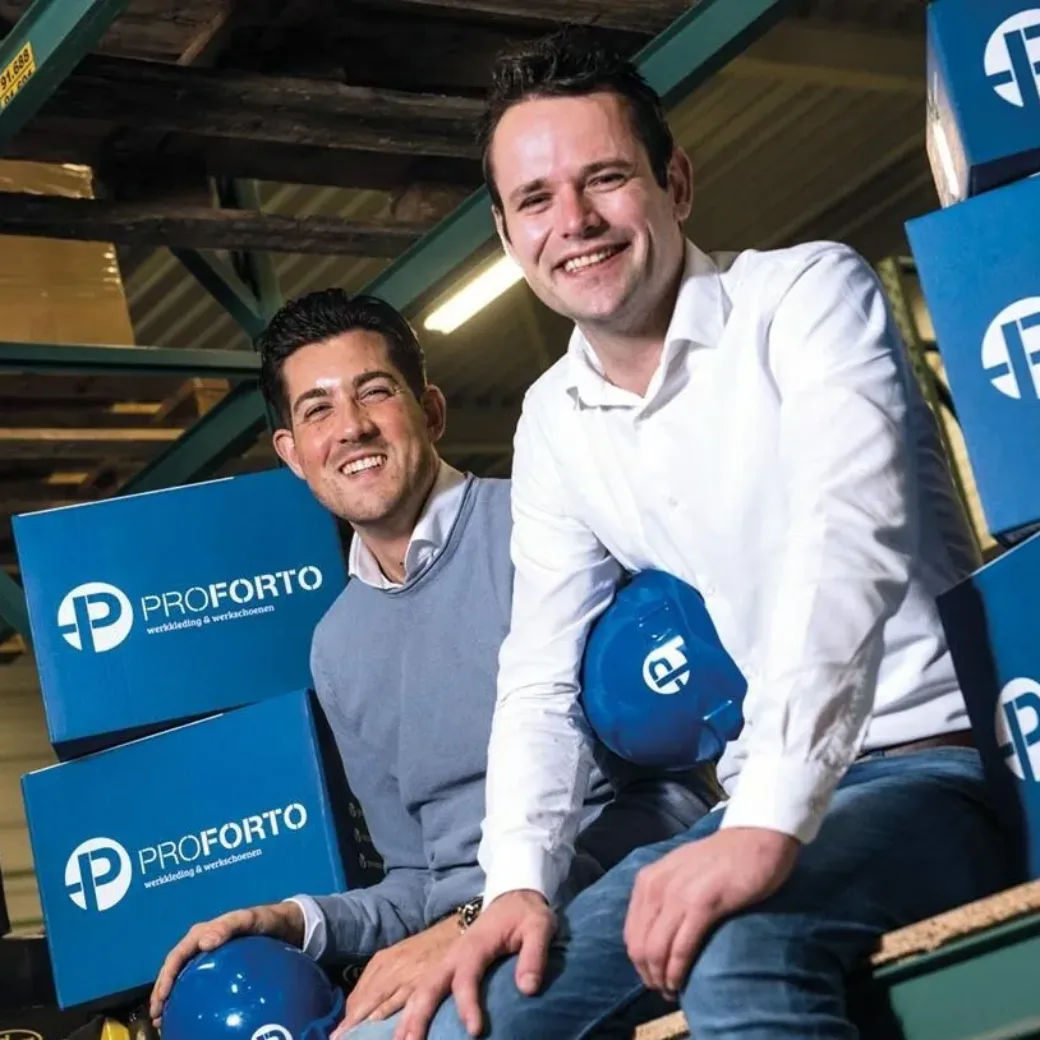 twee mannen lachen in de camera tussen proforto logos