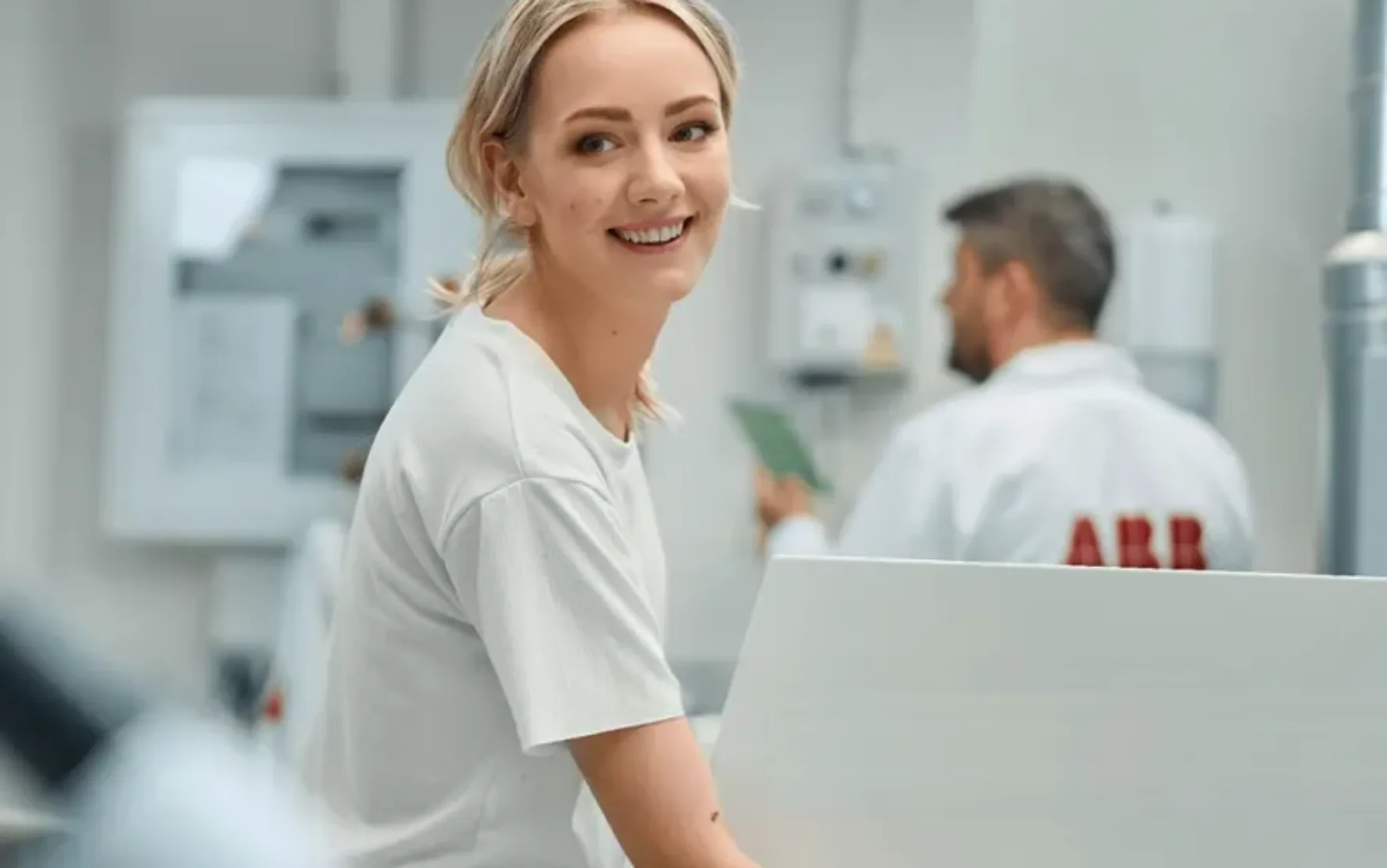 Bild einer Mitarbeiterin der ABB