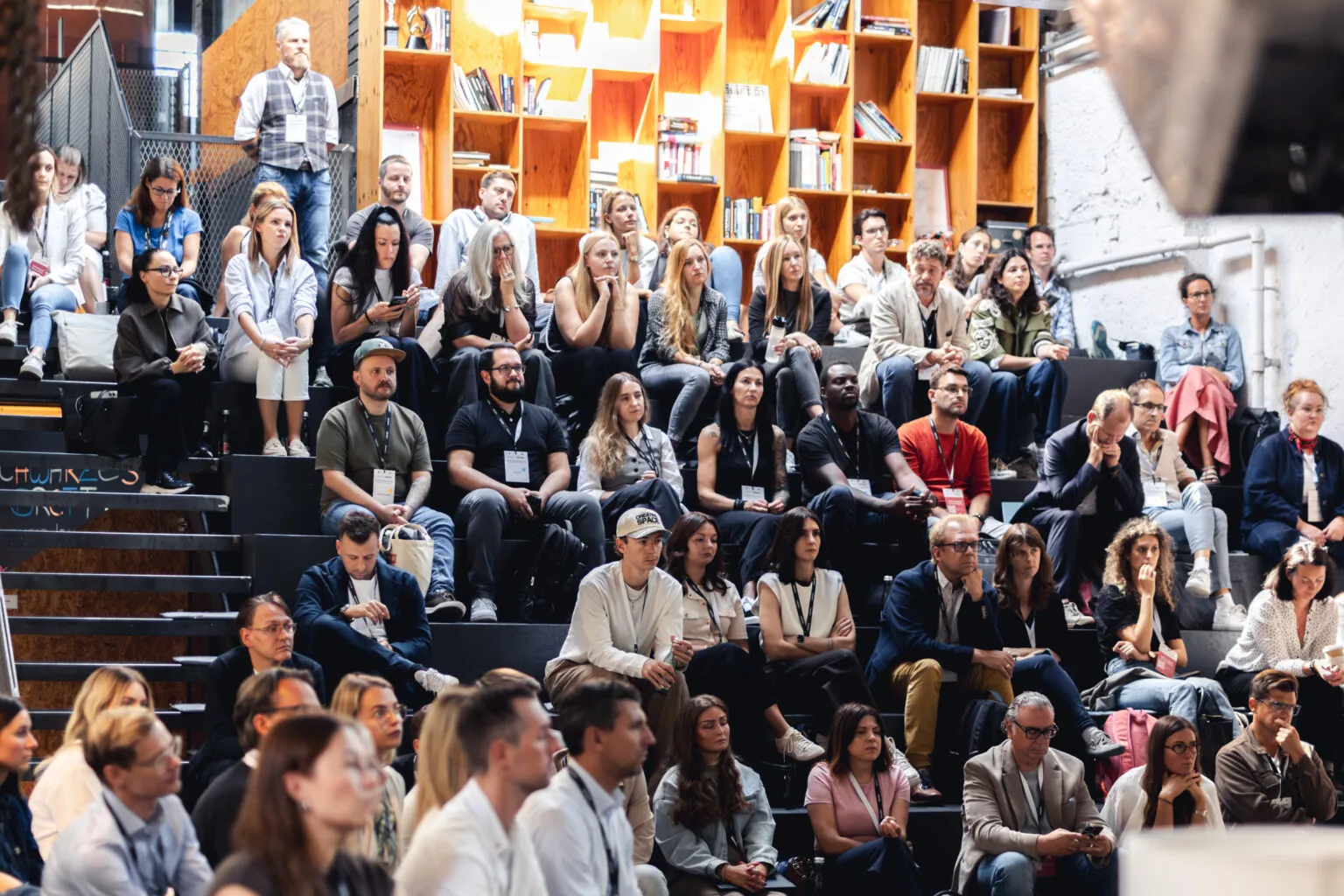 Die Teilnehmer und Teilnehmerinnen des Agentic Marketing Day sitzen in einer Aula.