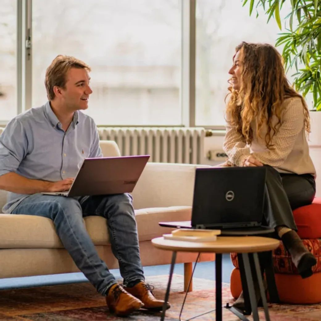 collega's die een discussie hebben