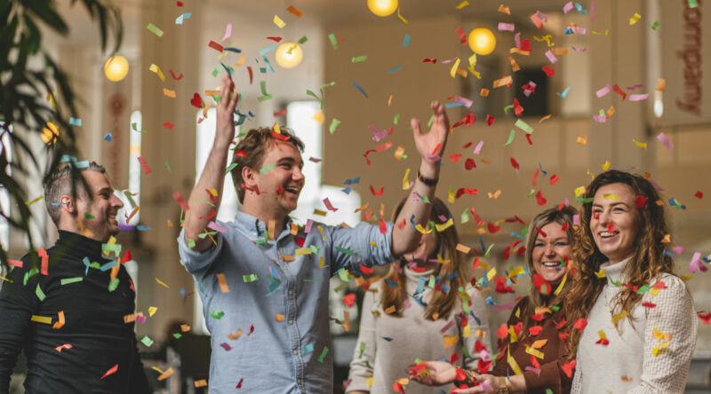 Collega's gooien confetti omhoog