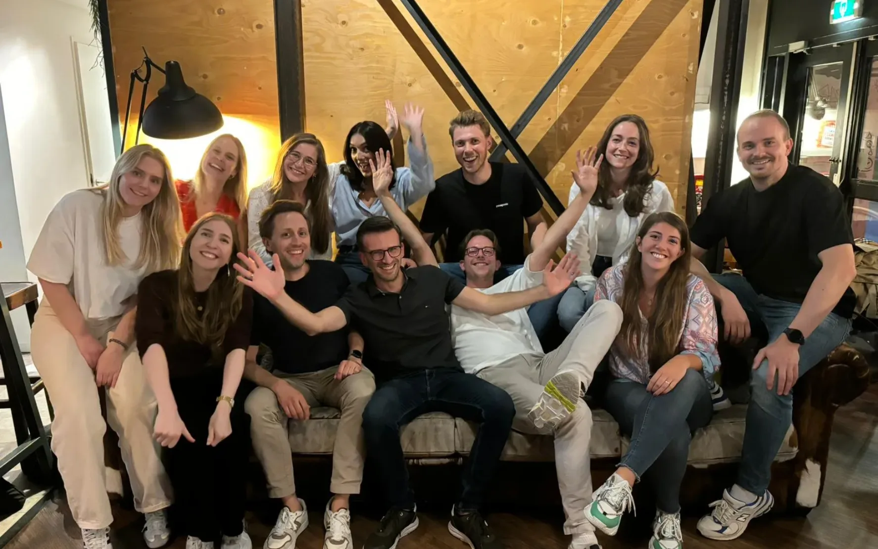 CRO-Team posiert für ein Gruppenfoto in einem Raum, alle Mitglieder lächeln und stehen nebeneinander.