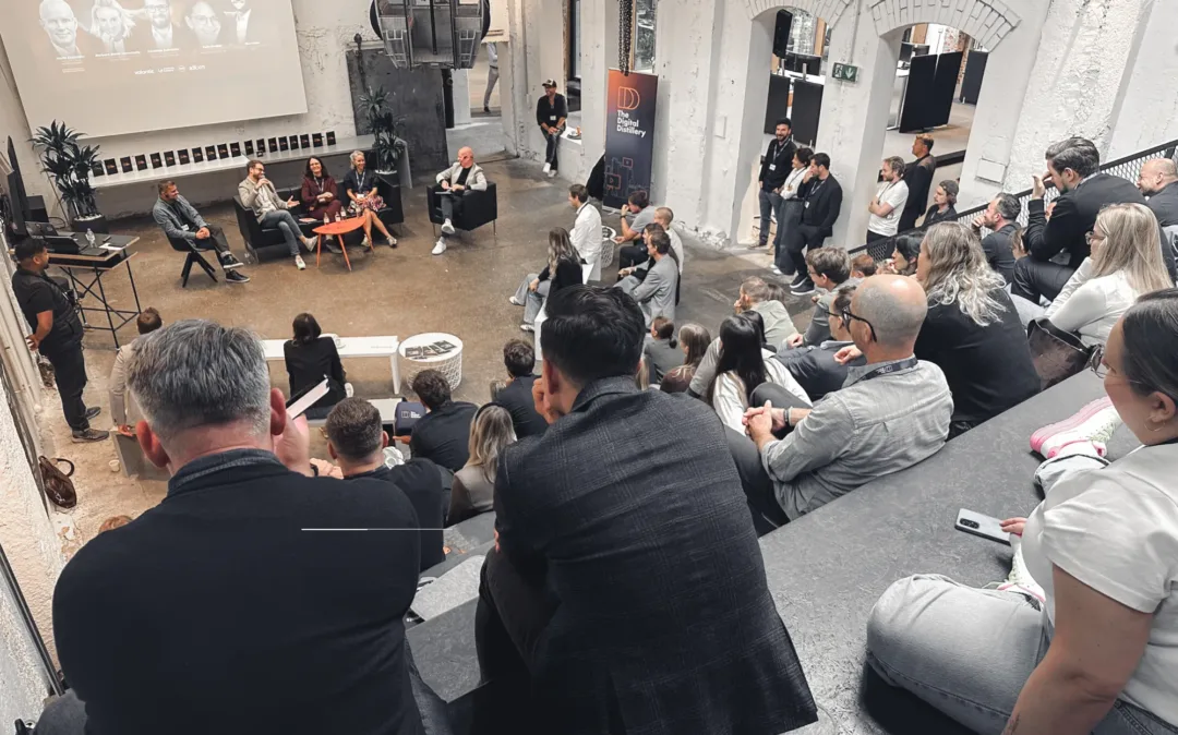 Die Besucher*innen der Digital Distillery sitzen im Saal der valantic Austria