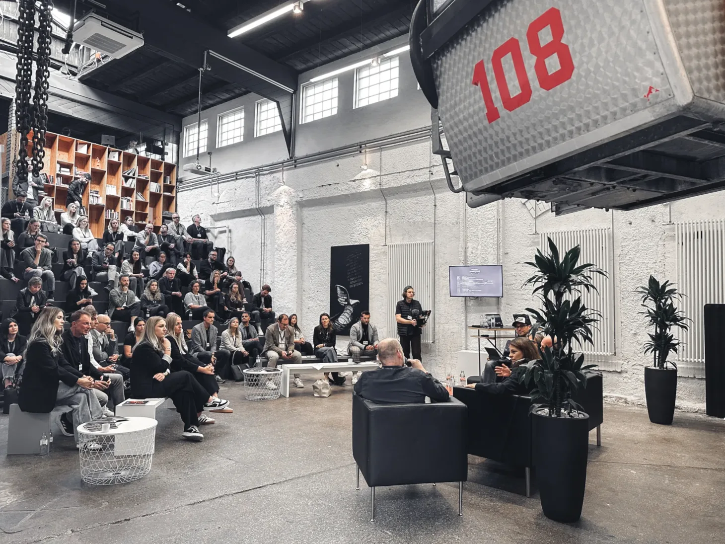 Die Teilnehmerinnen der Digital Distillery hören aufmerksam einem Vortrag über KI zu.