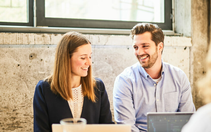 Foto von einer Frau und einem Mann, die in ein nettes Gespräch vertieft sind.