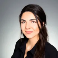 Porträtbild von Gülay Güvemli, Product Owner bei valantic