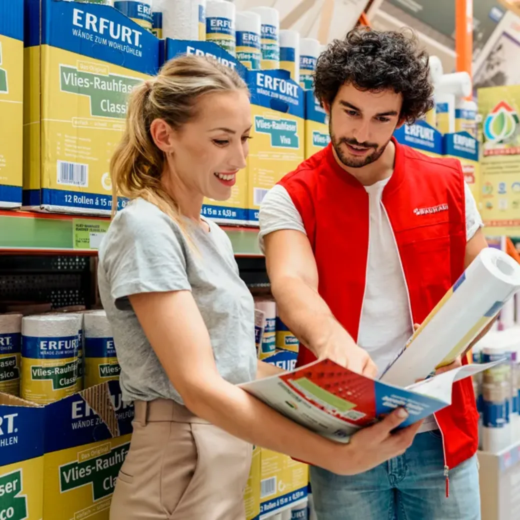 Beratung bei BAUHAUS, ein Berater bespricht mit einer Kundin ein Projekt