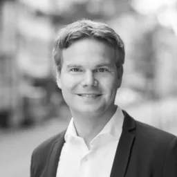 Black and white portrait picture of Johannes Eckert, Managing Director valantic Financial Services