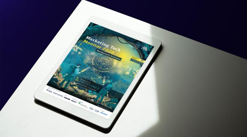 Titelbild der Management Summary zum Marketing Monitor 2026 auf einem Tablet