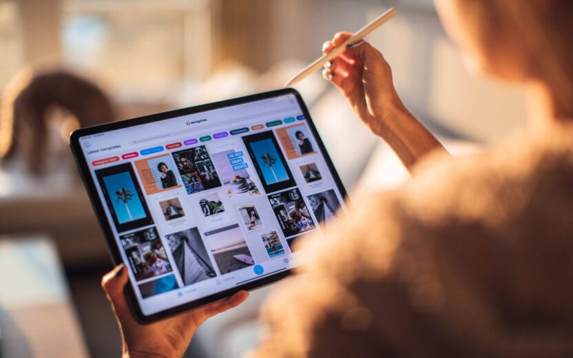 Bild von einer Person, die ein Tablet bedient