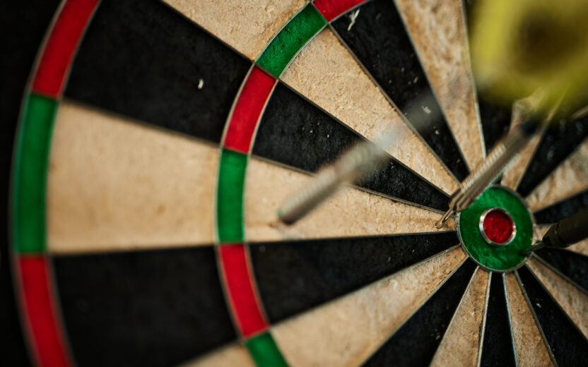 Nahaufnahme von einer Dart-Zielscheibe: Customer Experience