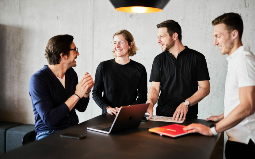 Vier Personen aus dem valantic Team im Büro in Mannheim