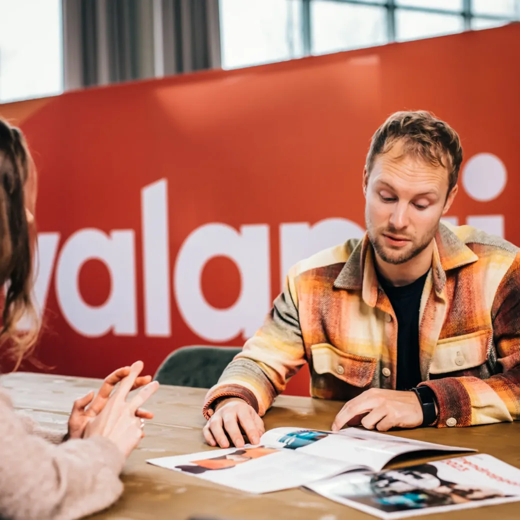 Collega's werken aan een bureau met documenten voor hun