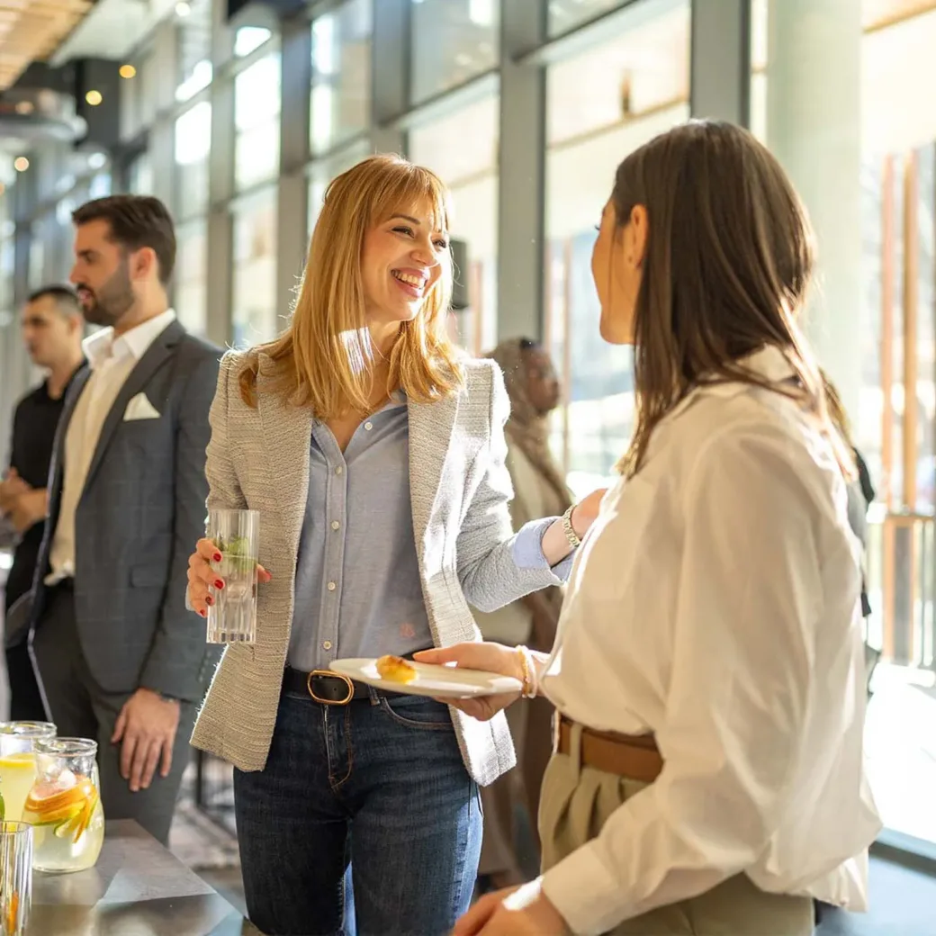 Vielfältige Geschäftsleute in der Seminarpause