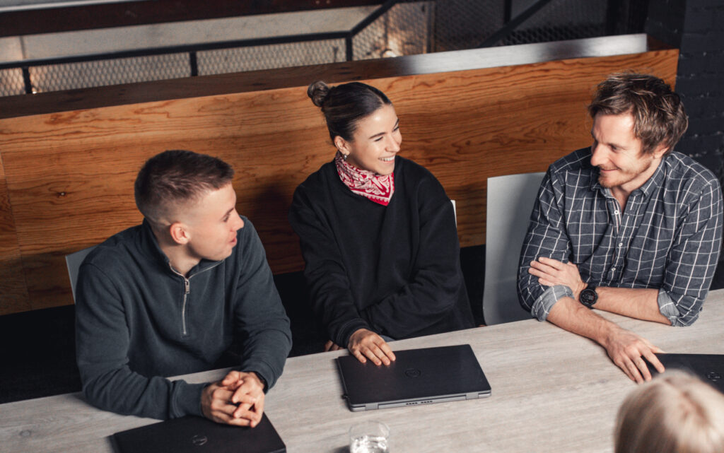 Zwei valantic Austria Mitarbeiterinnen beim Auswerten einer CRO-Analyse.