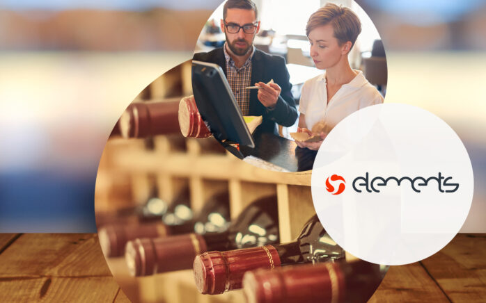 Das Bild zeigt das Logo der österreichischen Digitalagentur elements, die jetzt Teil der valantic Partnerschaft sind, einen Mann und eine Frau in einem Restaurant und Weinflaschen.
