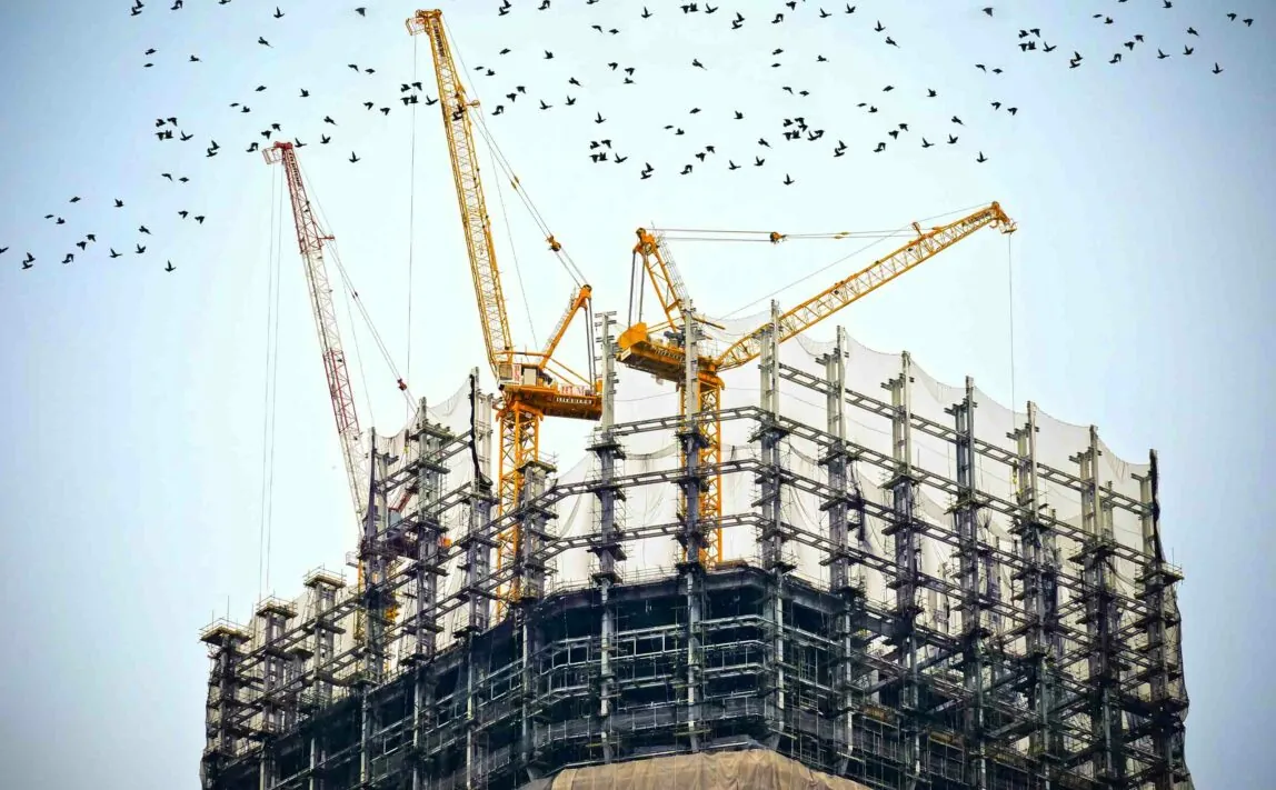 imagem de um prédio em construção com gruas, indústria de engenharia & construção valantic