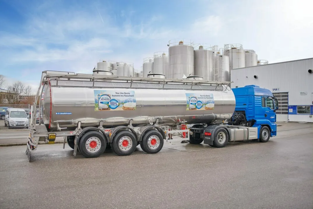 Imagem de um camião de recolha e transporte de leite, Caso de Sucesso valantic: Hochland migra para SAP S/4HANA