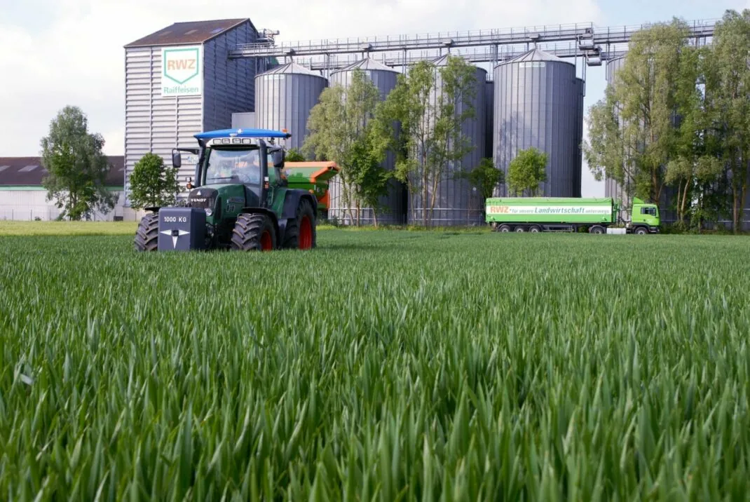 imagem de um trator a lavrar no campo em frente ao edificio da RWZ