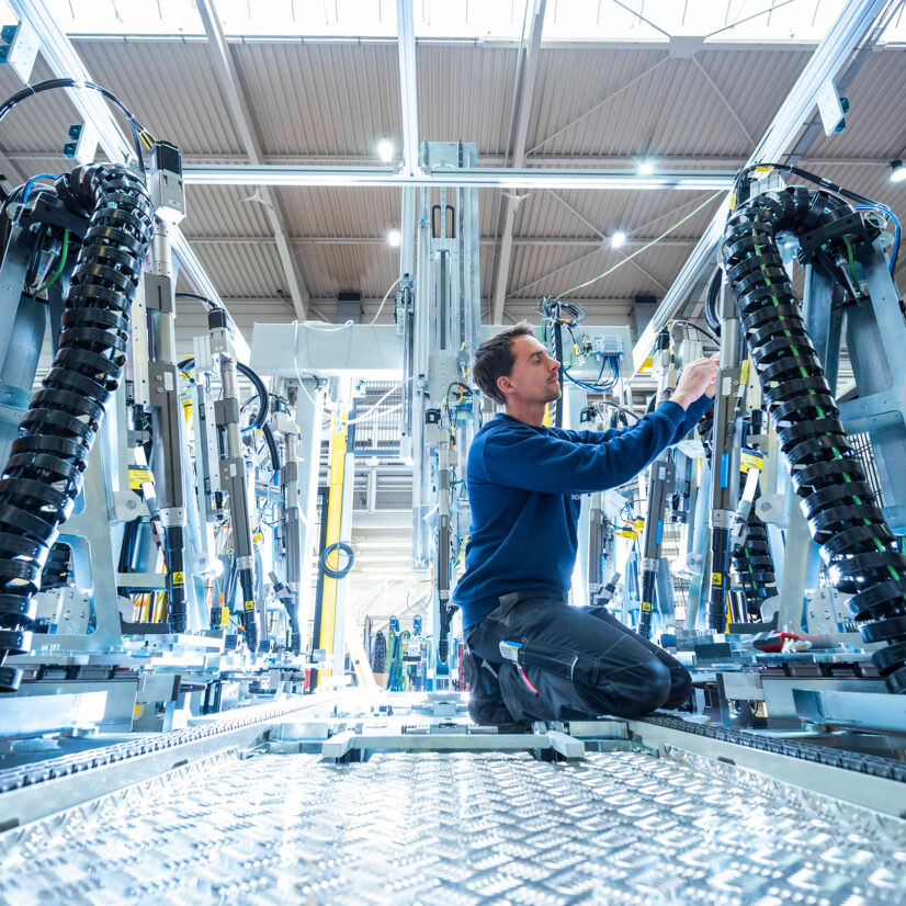 Imagem de um empregado de construção e montagem de uma fábrica SCHÜTZ, Caso de Sucesso SCHÜTZ migração SAP S/4HANA