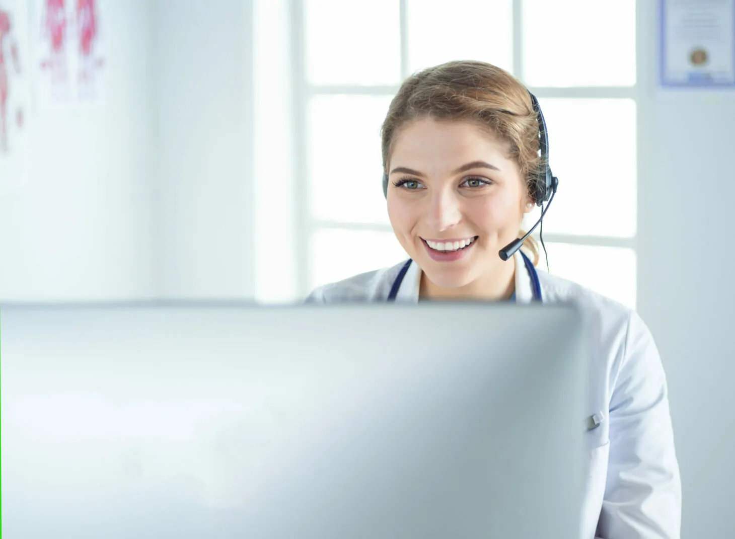 Jovem mulher - médico em frente de um MacBook