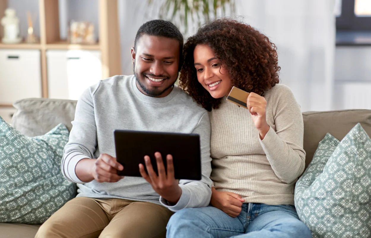 Bild von zwei Personen beim Online-Shopping an einem Tablet