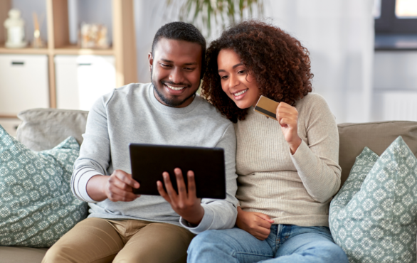 Bild von zwei Personen beim Online-Shopping an einem Tablet