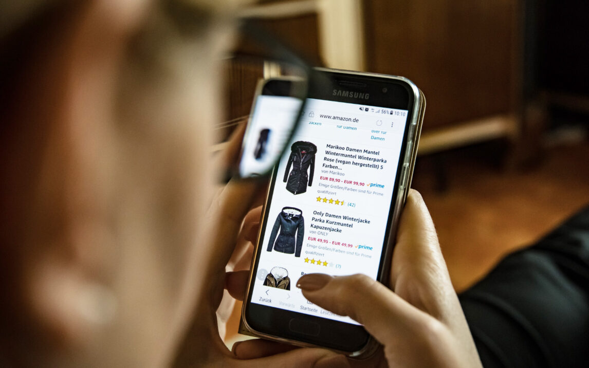 Person schaut auf Handy | Unsere maßgeschneiderte SAP Lösung für Fashion Retail | cs4Fashion