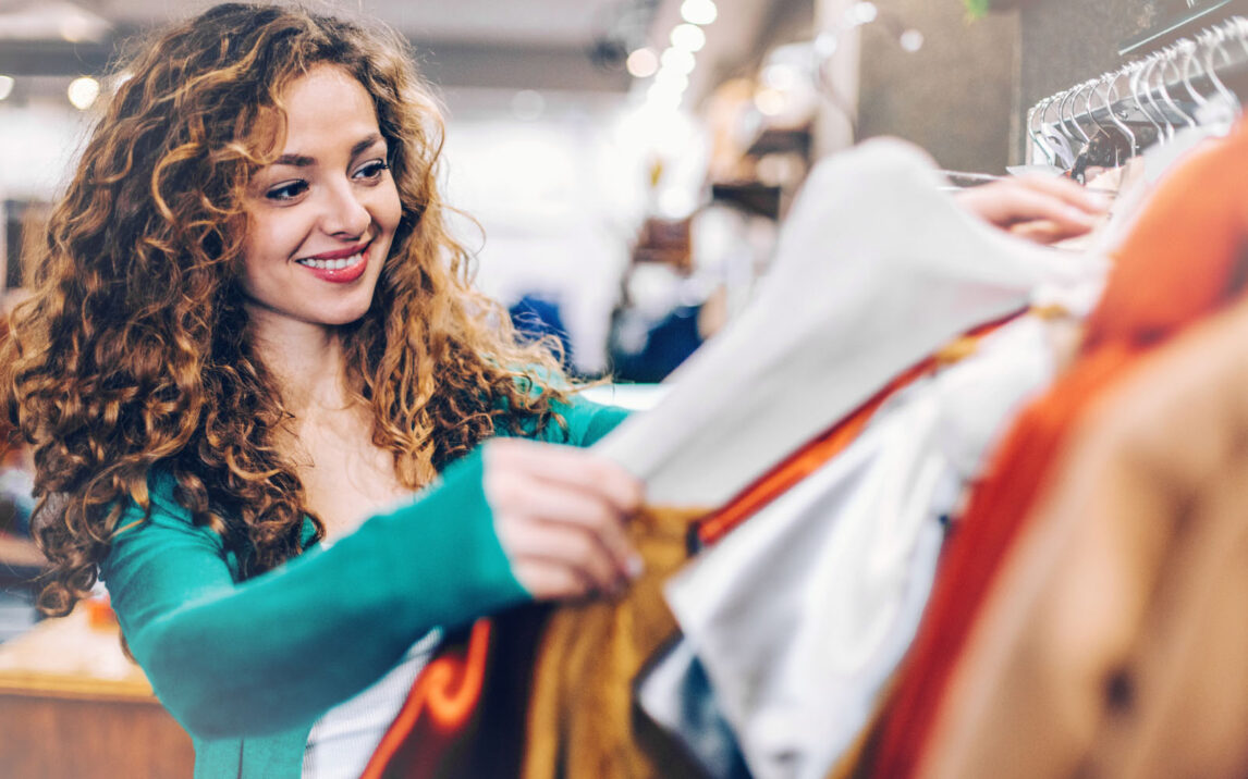 Bild von einer lächelnden Frau beim Shoppen | Unsere maßgeschneiderte SAP Lösung für Fashion Retail | cs4Fashion