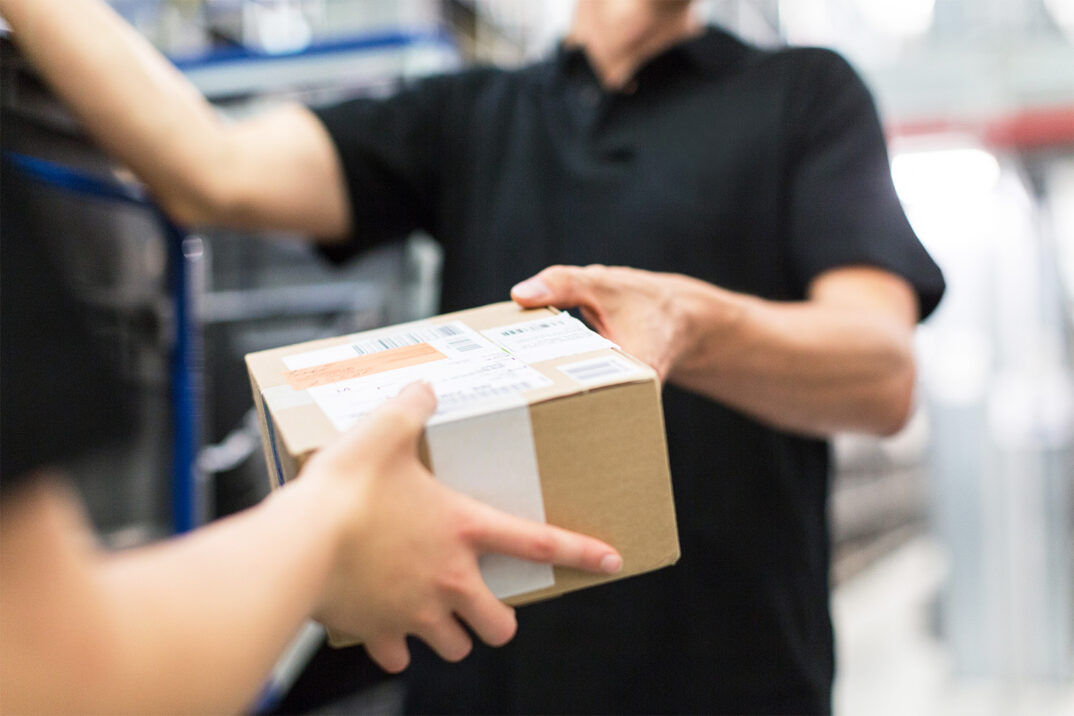 Logistik Situation: Person überreicht Paket | Wholesale Distribution mit unserer SAP Großhandel Branchenlösung cs4Wholesale