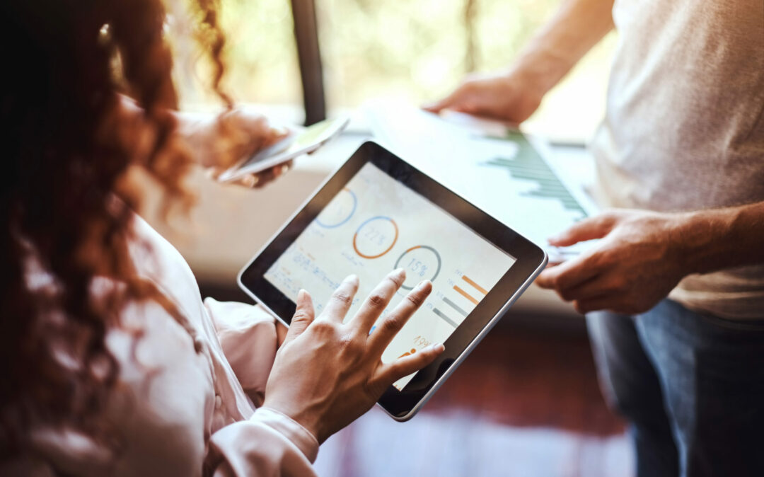 Tablet-Bildschirm mit Analyse-Dashboard | Erfolg im Handel dank Omnichannel Integration