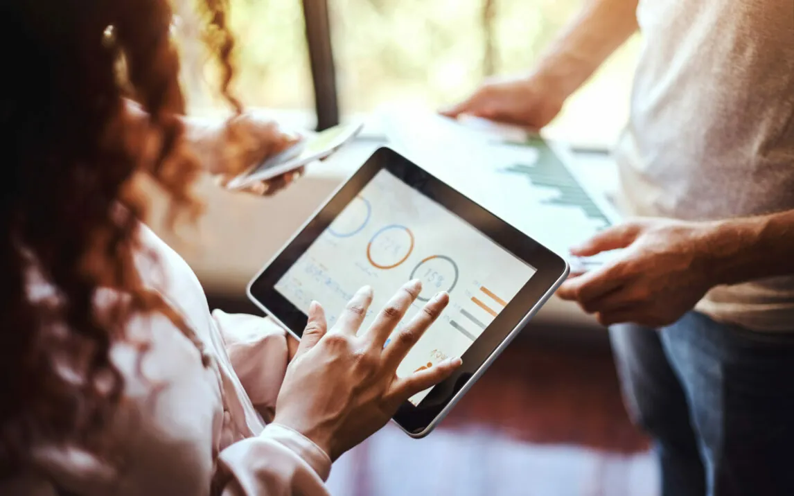 Tablet-Bildschirm mit Analyse-Dashboard | Erfolg im Handel dank Omnichannel Integration