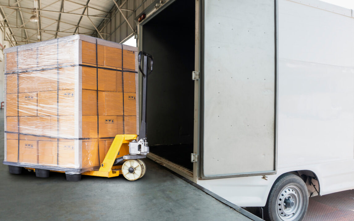 Packages are loaded into a truck | SAP warehouse management