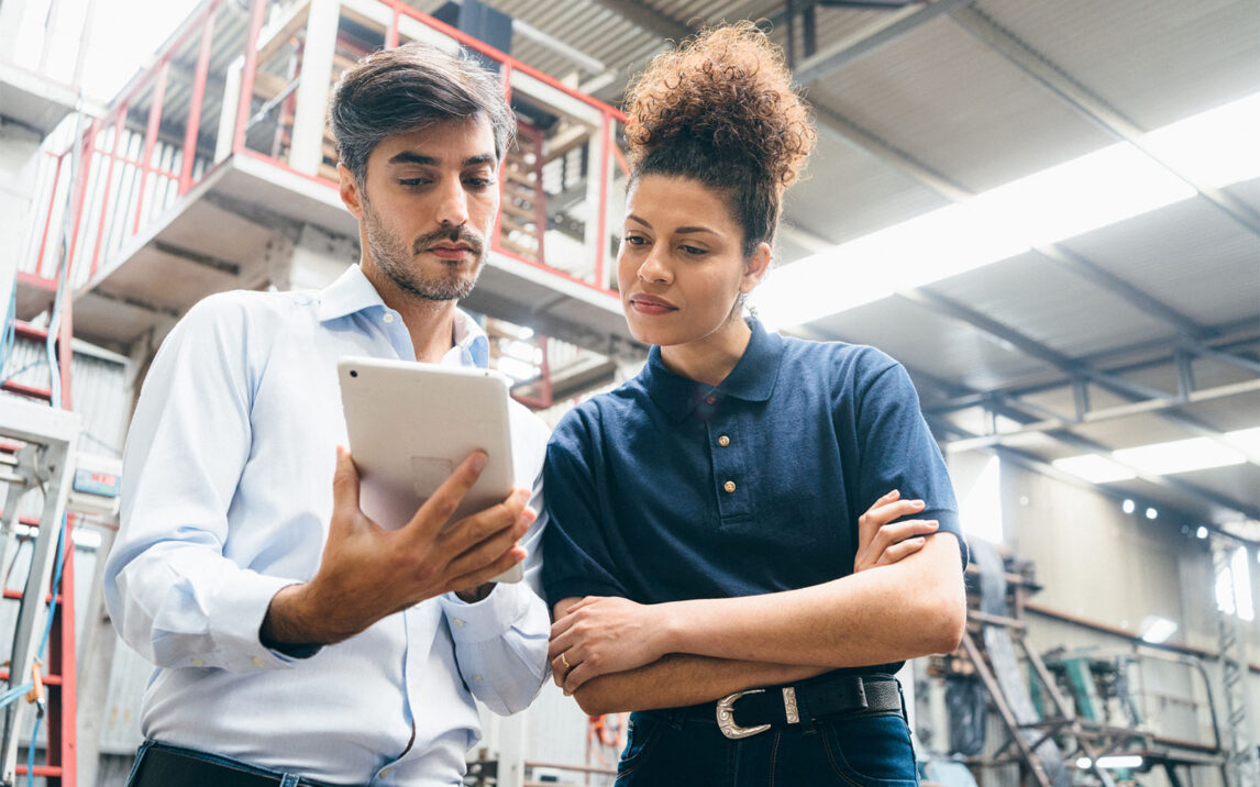 People look at a tablet | SAP Master Data Management