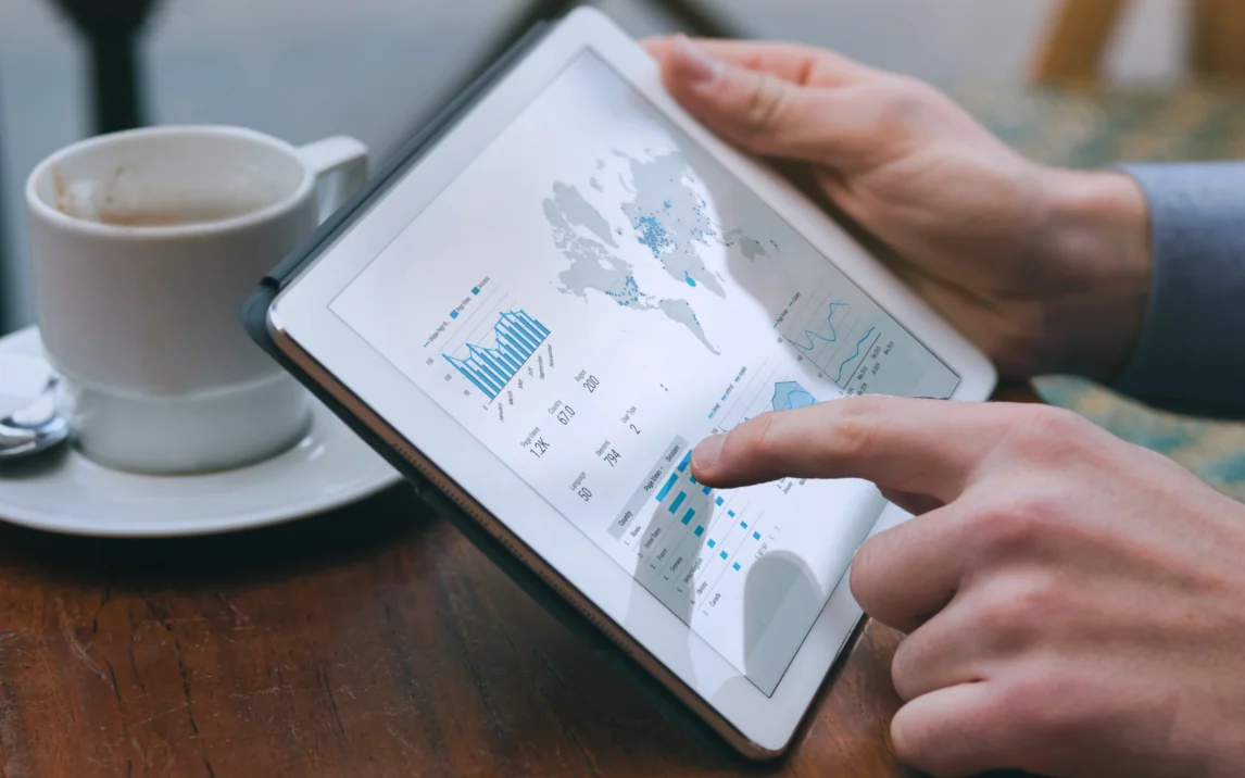 Tablet mit Infografiken und Statistiken