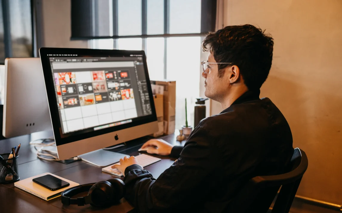 Mann vor einem Computer bei der Lagerverwaltung