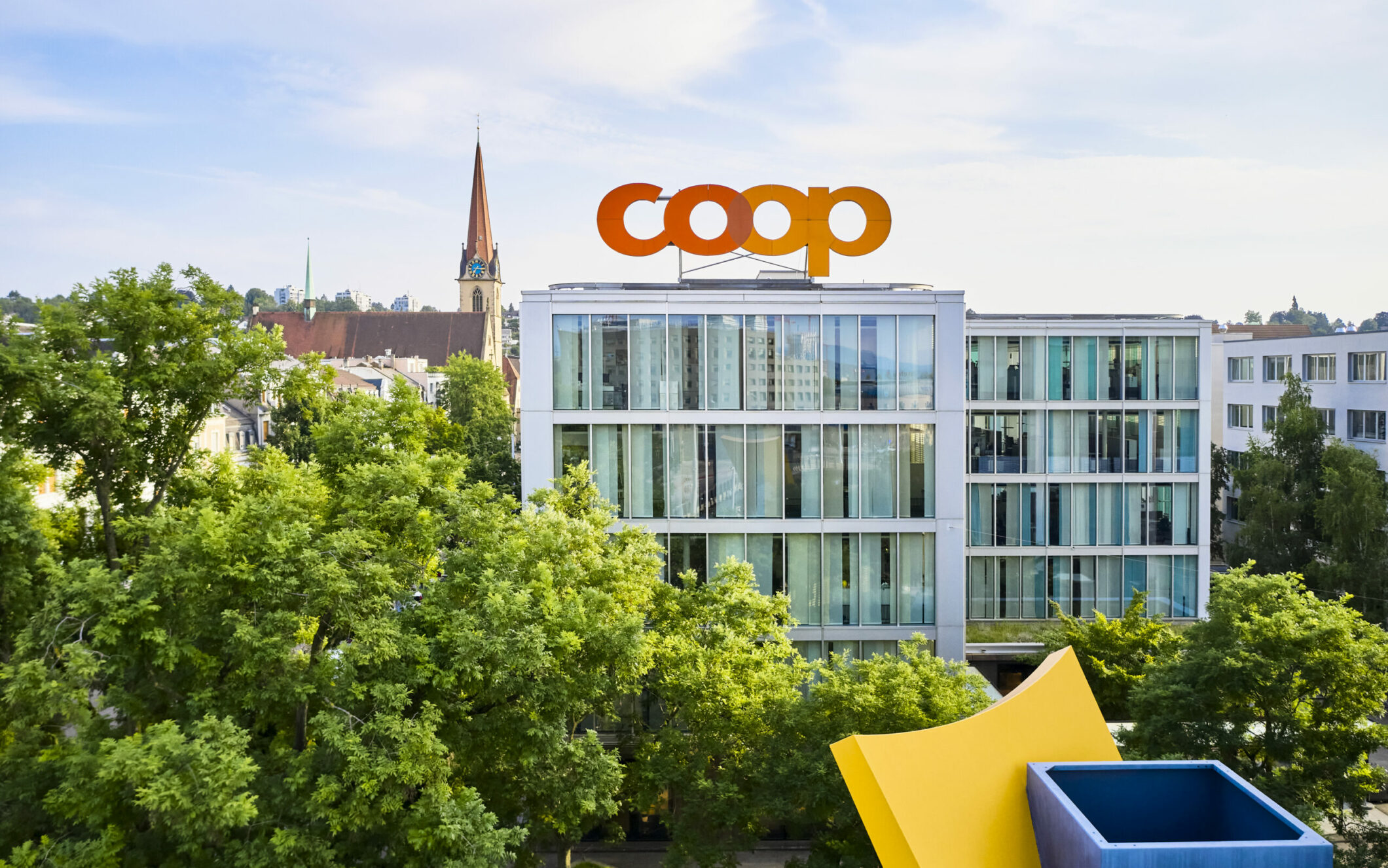 Bild vom Coop Hauptsitz und darauf ein großes Coop-Logo, Omnichannel Plattform