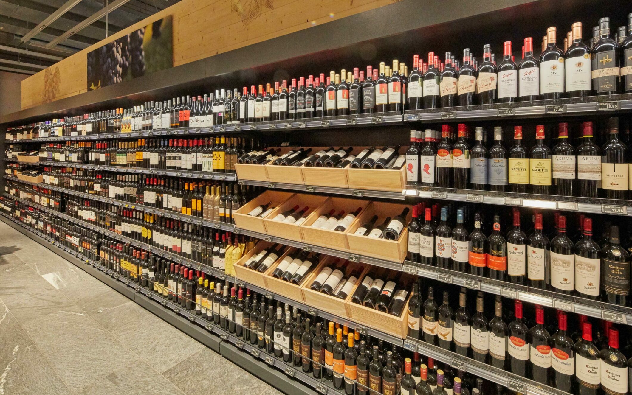 Bild von einem Coop Supermarkt mit der Weinabteilung im Fokus, Omnichannel Plattform