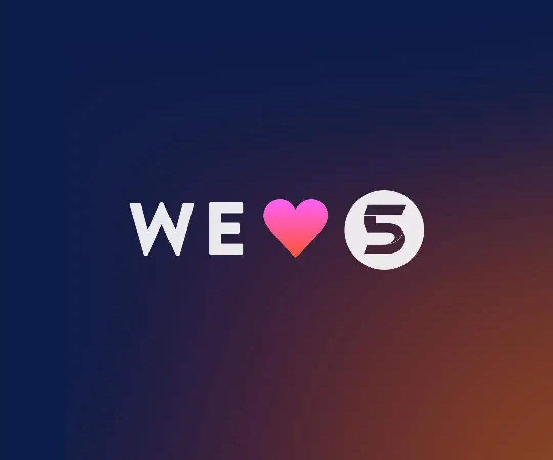 Verlauf von dunkelblau zu orange im Hintergrund mit der Aufschrift "WE", einem rosanen Herz und dem SHopware 5 Logo