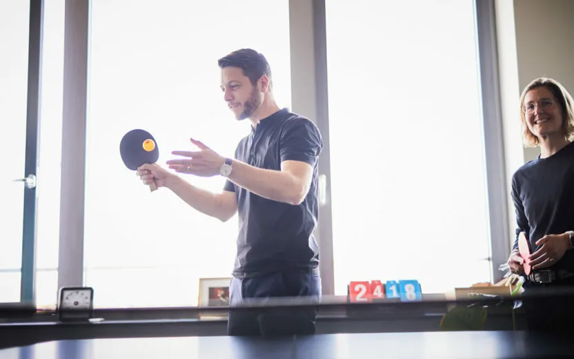 valantic Mitarbeiter spielt Tischtennis