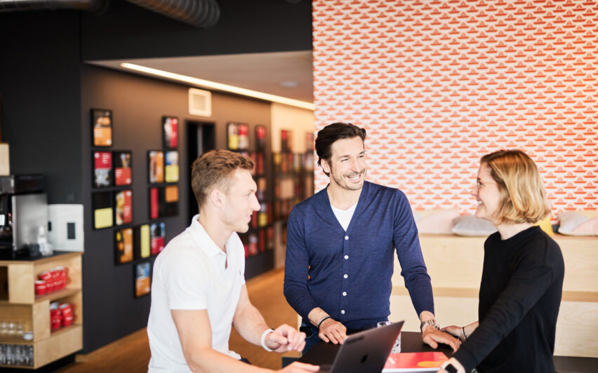 valantic Mitarbeitende unterhalten sich im Büro in Mannheim