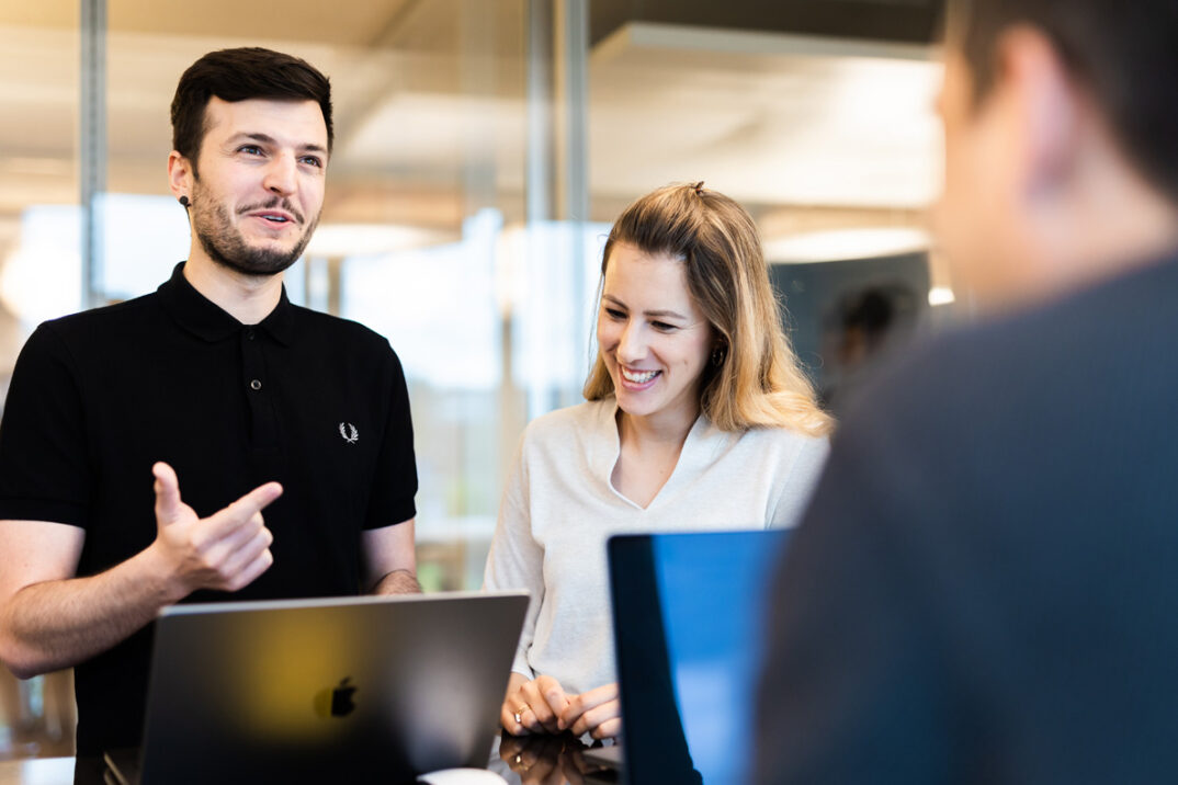 valantic Mitarbeiter*innen unterhalten sich