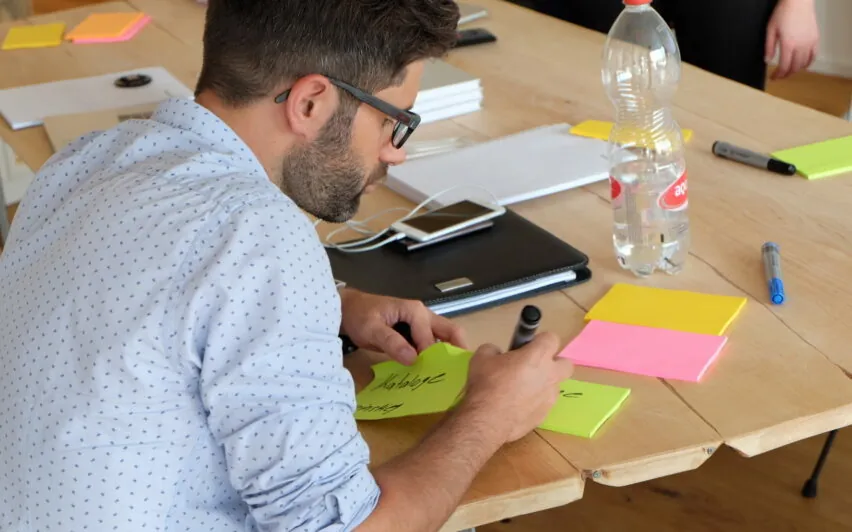 Kollege macht sich Notizen für einen Workshop