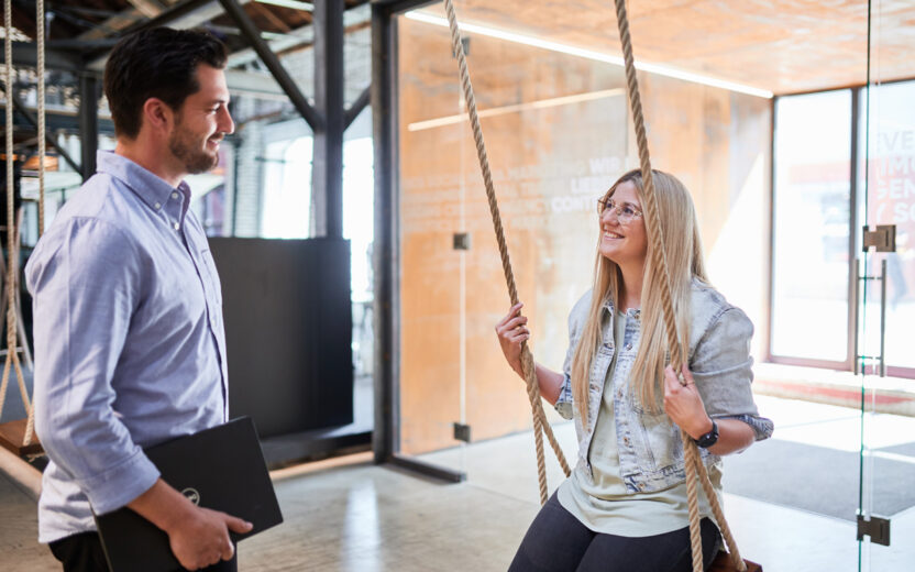 valantic Mitarbeiter*innen unterhalten sich in der Pause