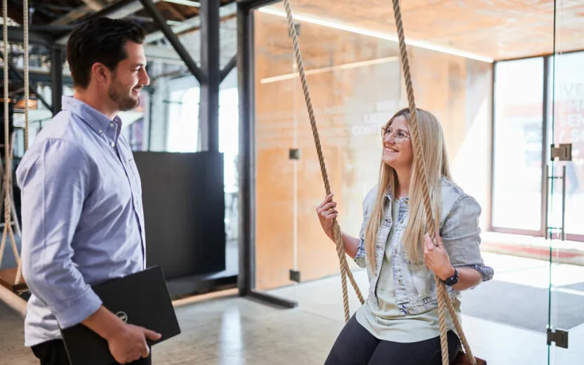 valantic Mitarbeiter*innen unterhalten sich in der Pause