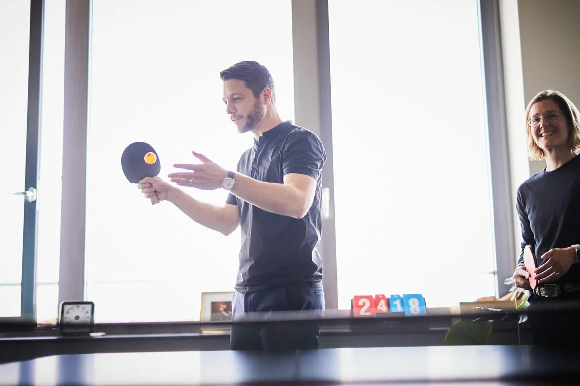 valantic Mitarbeiter spielt Tischtennis