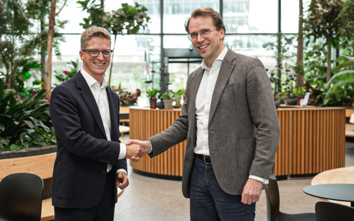 Handshake Jens-Jacob Aarup und Holger von Daniels